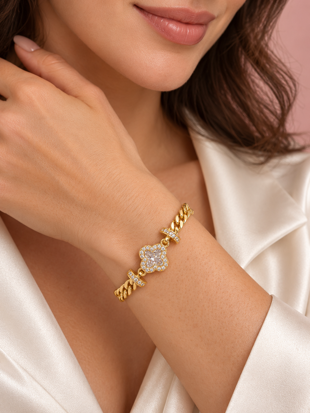 Pulsera cadena trébol blanco en modelo