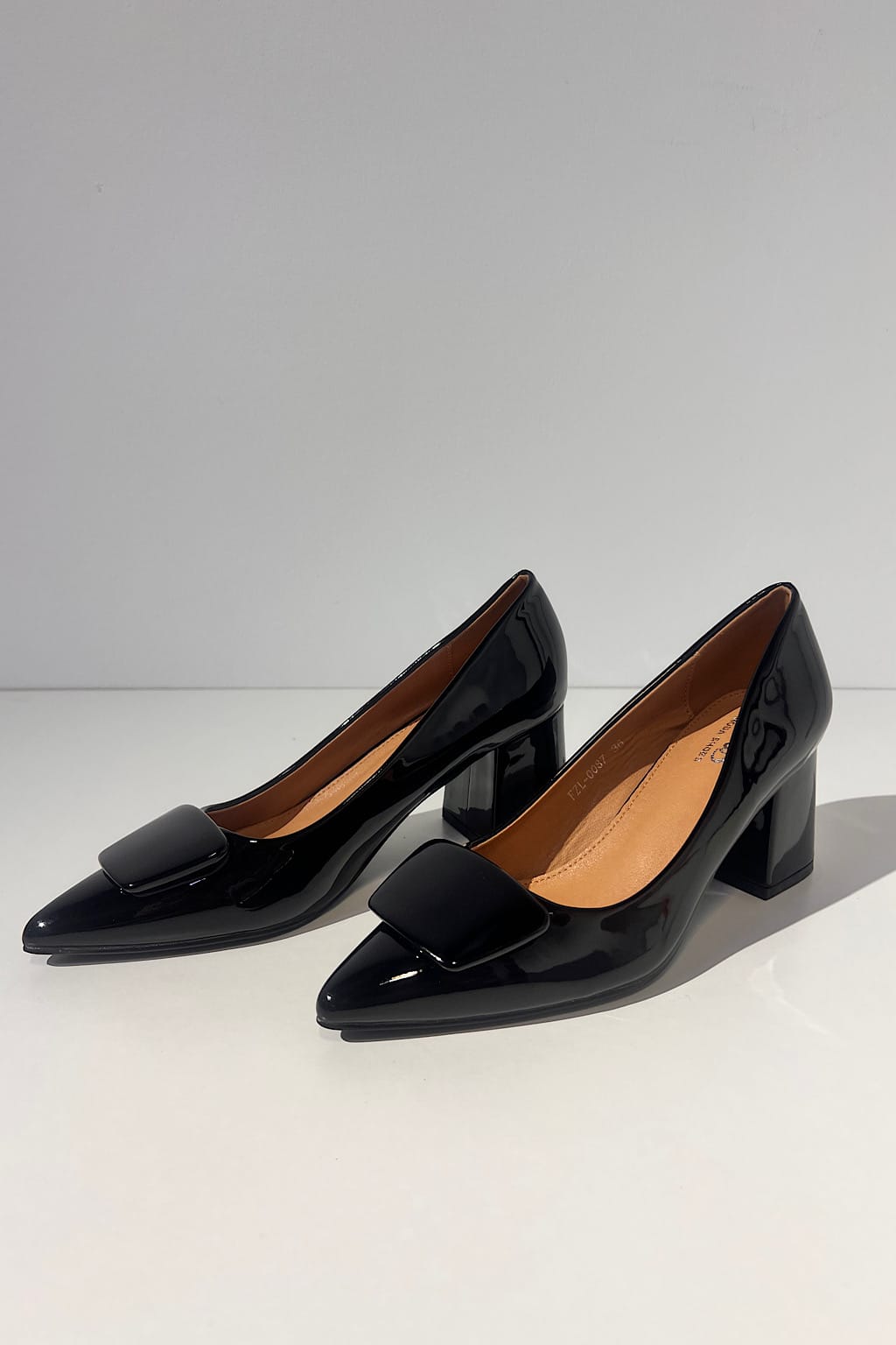 CHAUSSURE SALON À TALON BLOC EN CUIR VERNIS NOIR
