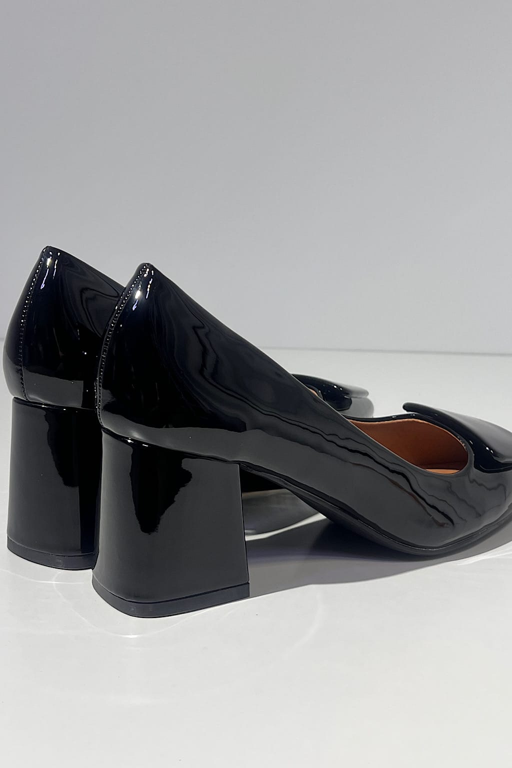 CHAUSSURE SALON À TALON BLOC EN CUIR VERNIS NOIR