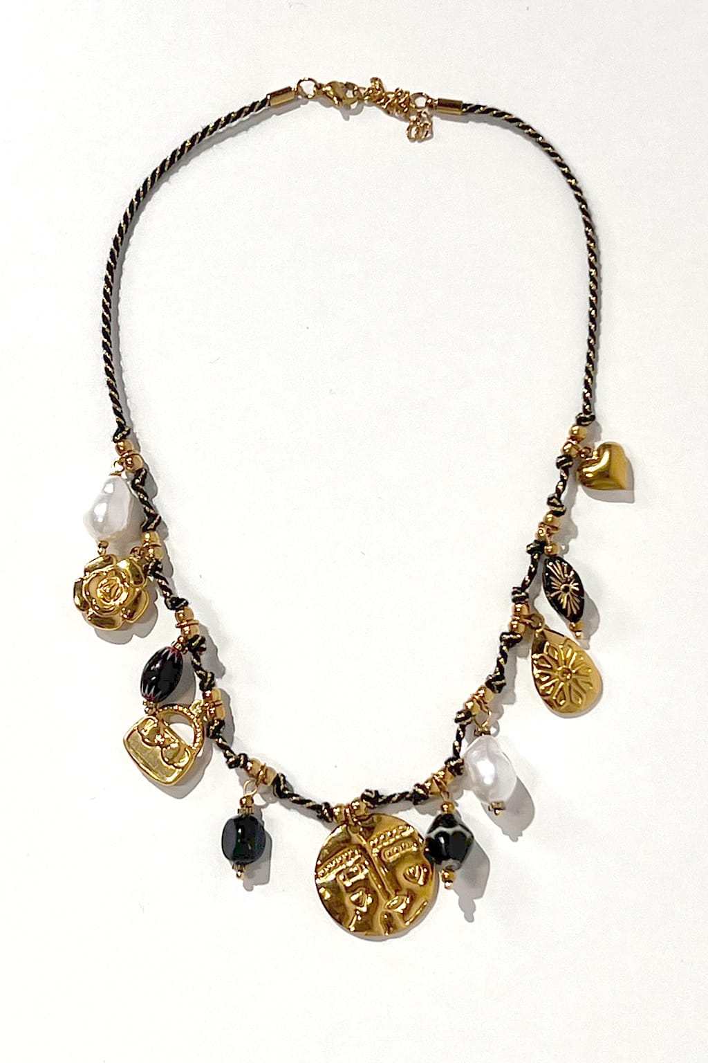 Halskette mit goldenen Amuletten