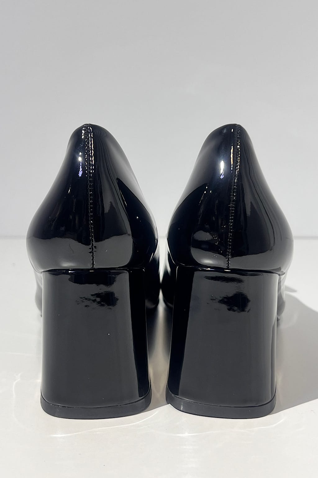 CHAUSSURE SALON À TALON BLOC EN CUIR VERNIS NOIR