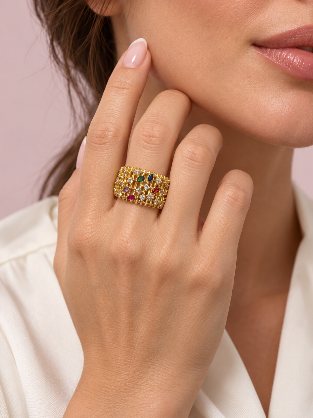 Anillo celosía cristales en mano