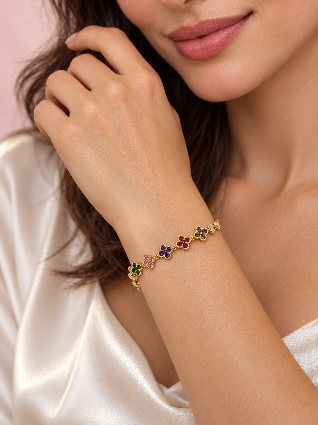 Pulsera trébol corazones en modelo