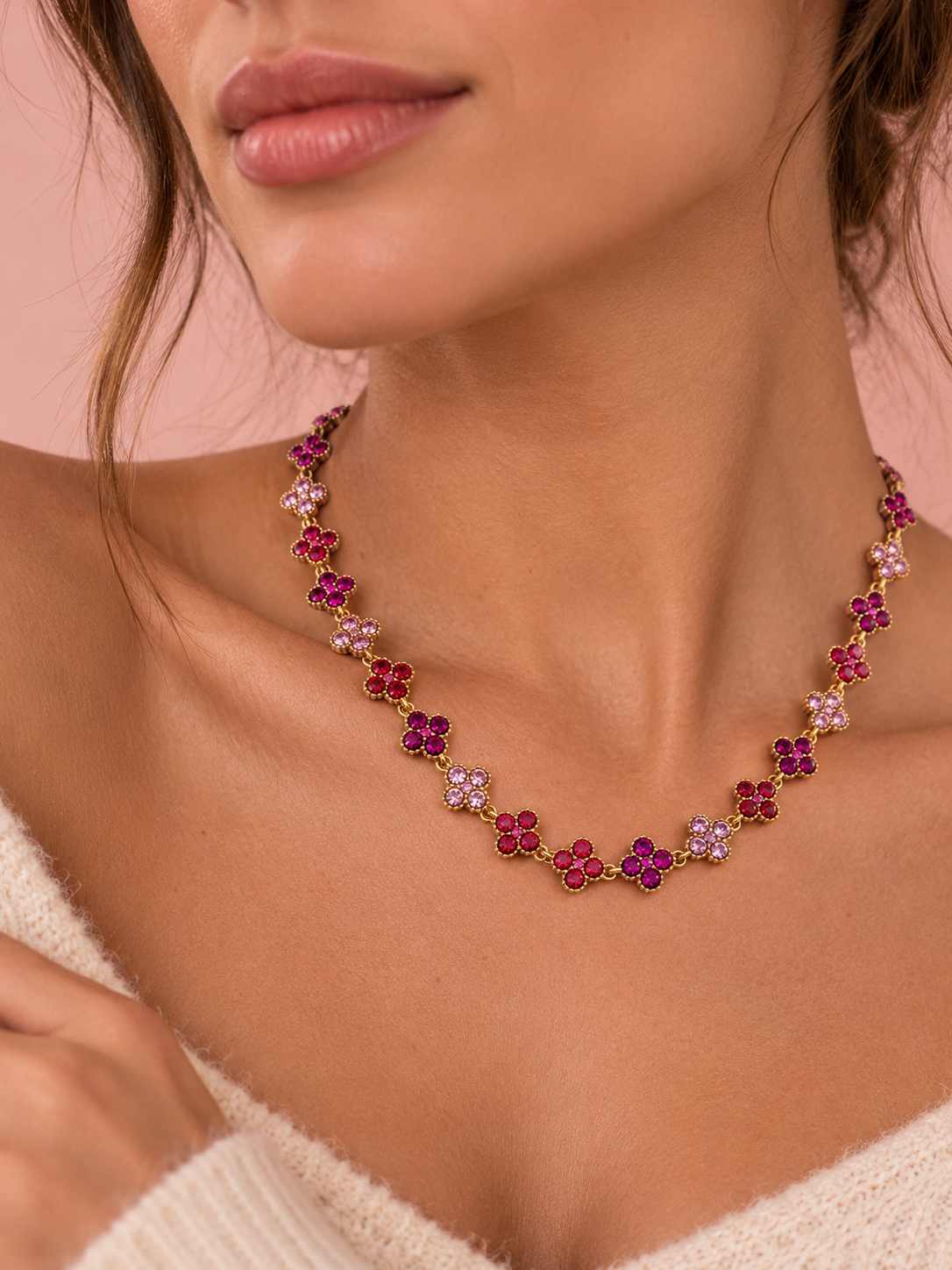 Collar flores rosa cristales en modelo