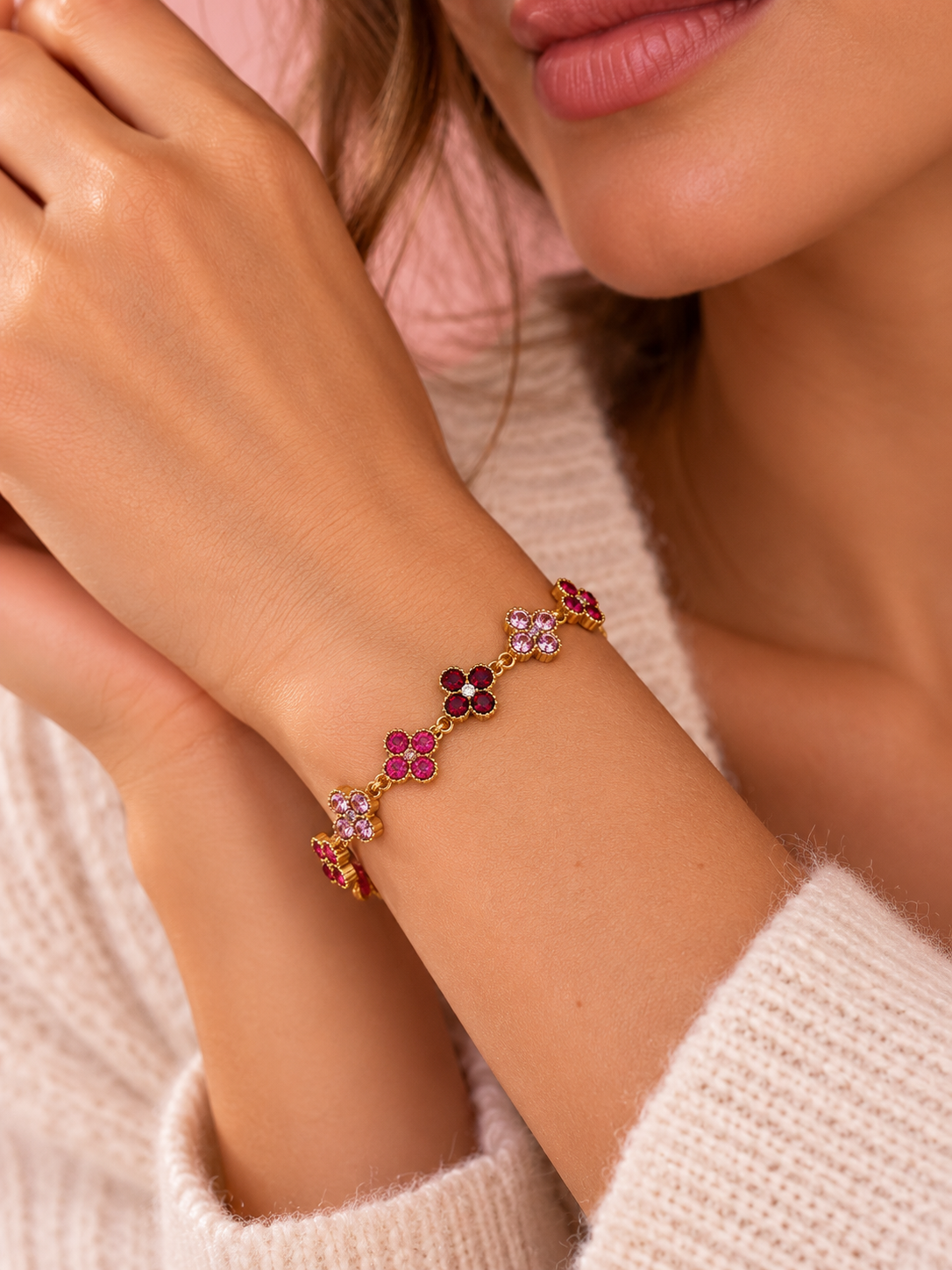 Pulsera flores rosa cristales en modelo