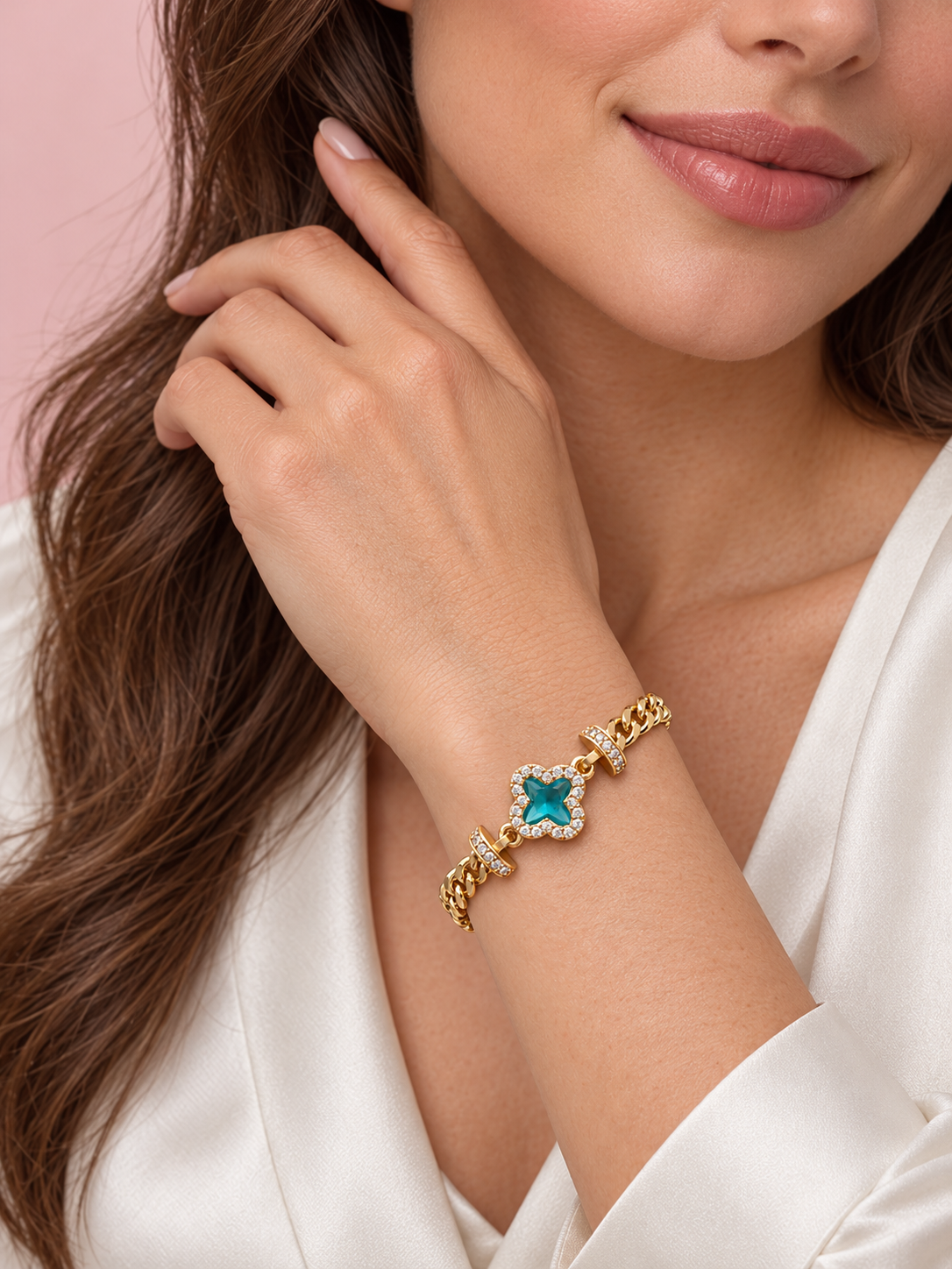 Pulsera cadena trébol turquesa en modelo