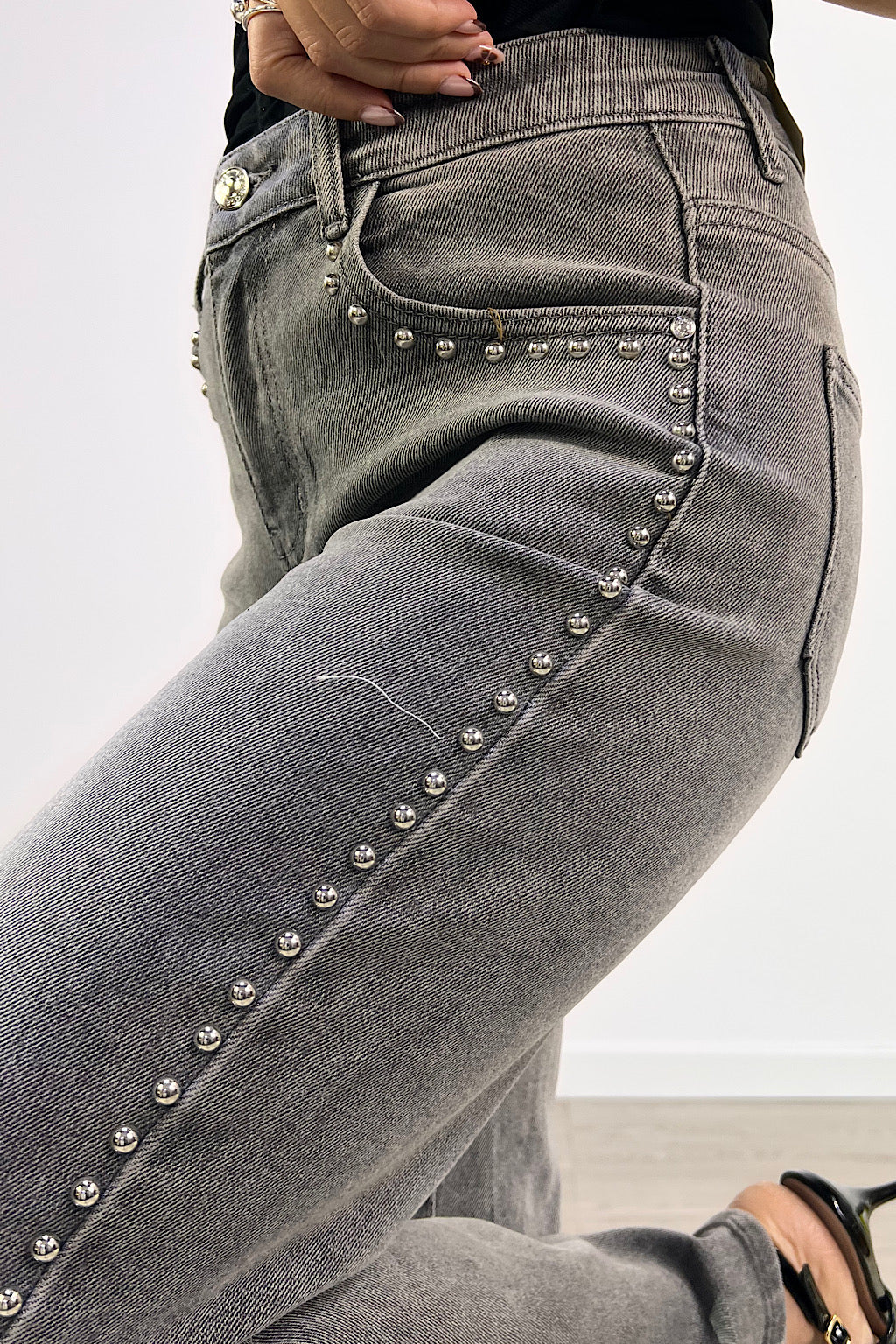 PANTALON VAQUERO WIDE LEG GRIS TACHUELAS