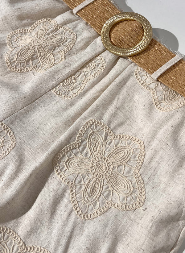 SHORT FLORES CINTURON RAFIA