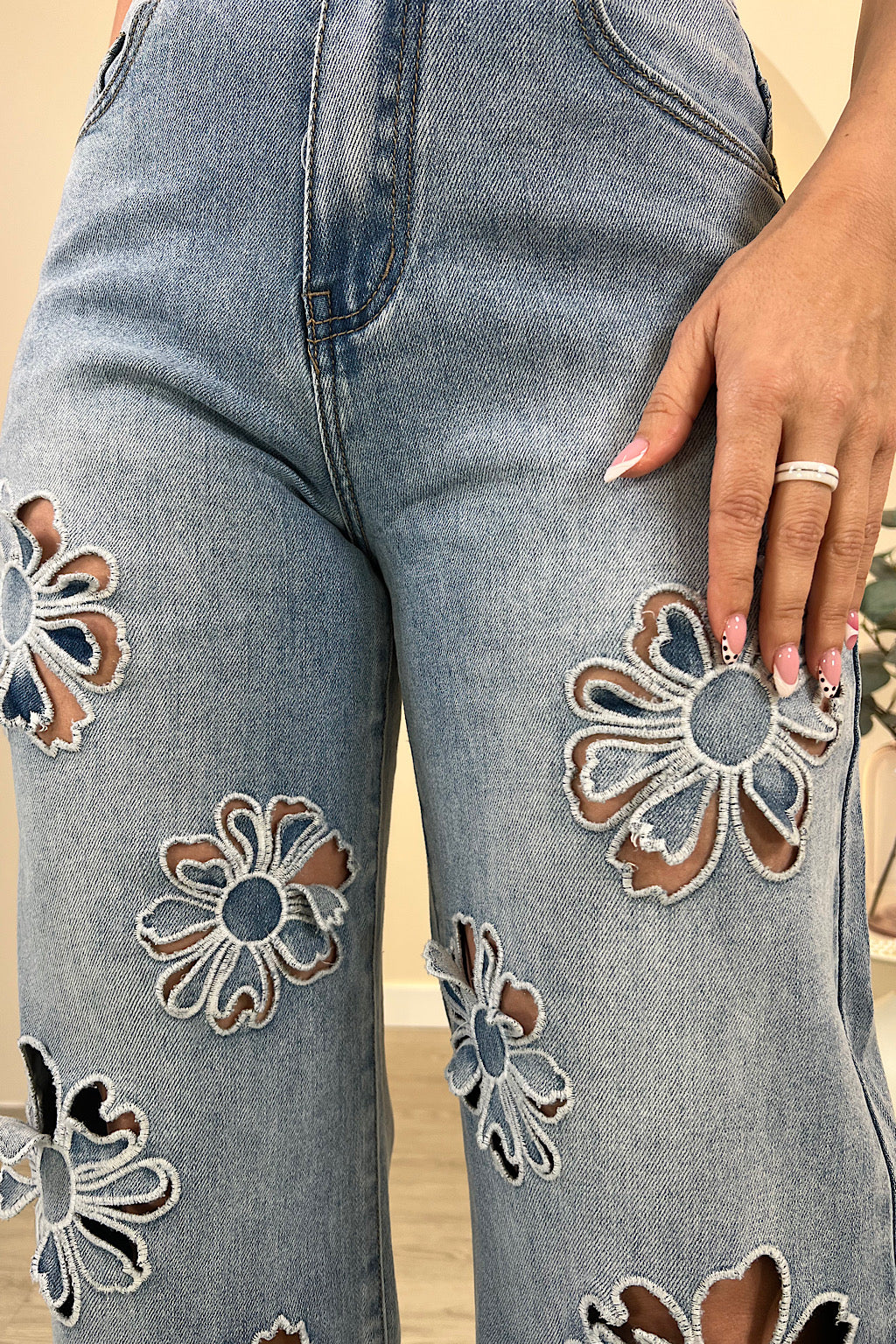 JEANS MIT WEITEM BEIN „FLOWER“