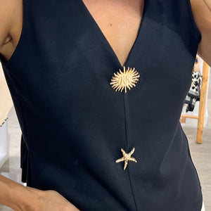 CHALECO BROCHES DORADO