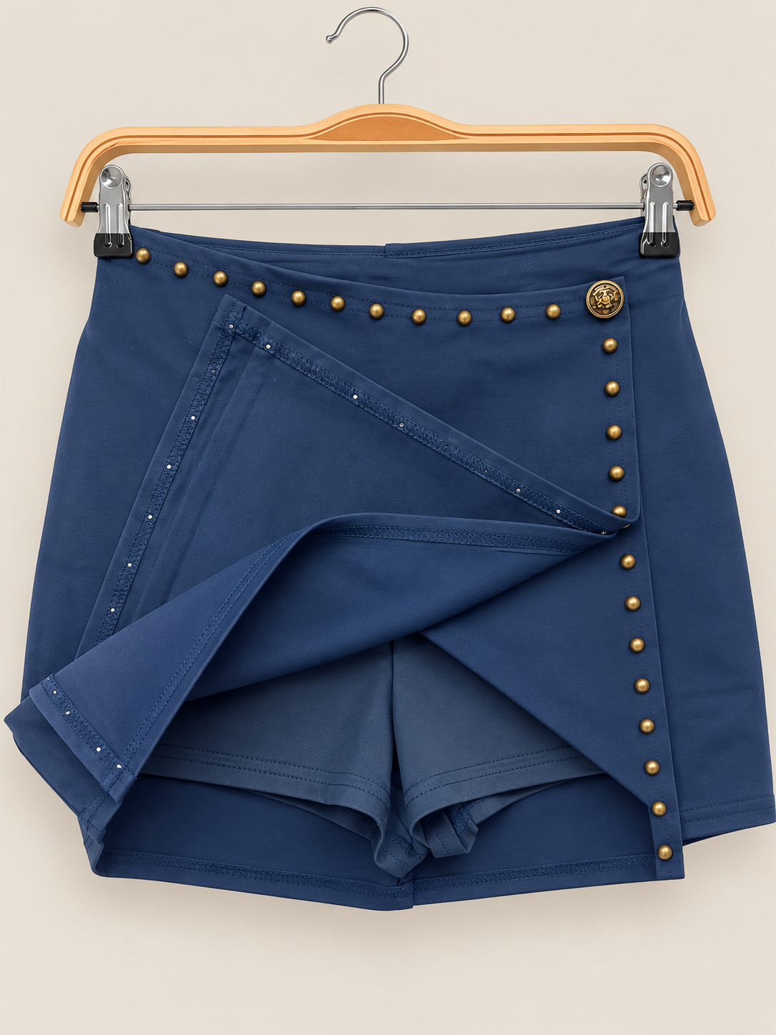 FALDA CON SHORT TACHUELAS
