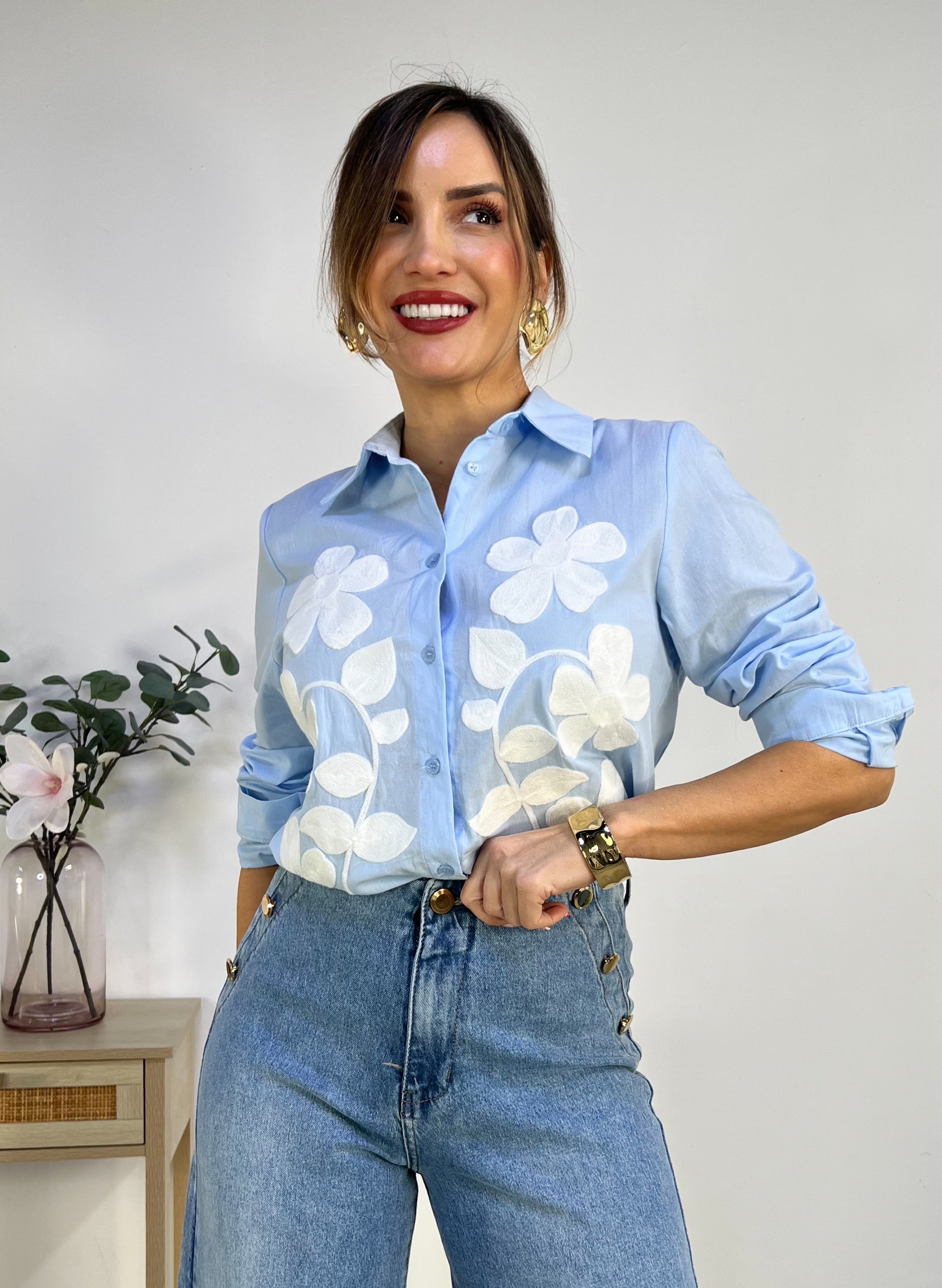 CAMISA CON BORDADO FLORAL