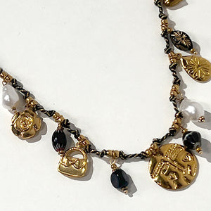 COLLAR AMULETOS DORADOS