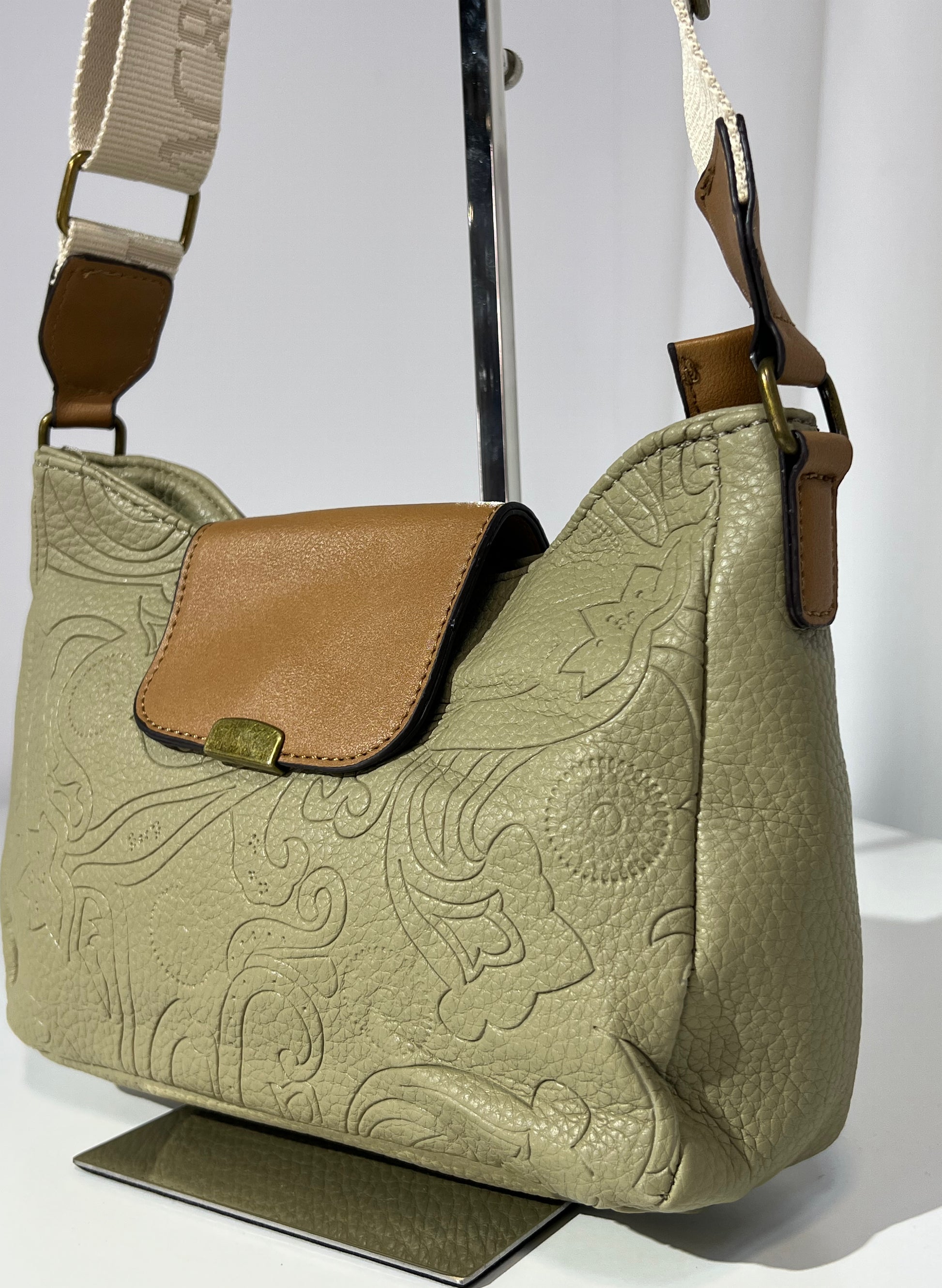 BOLSO BANDOLERA RELIEVE FLORAL