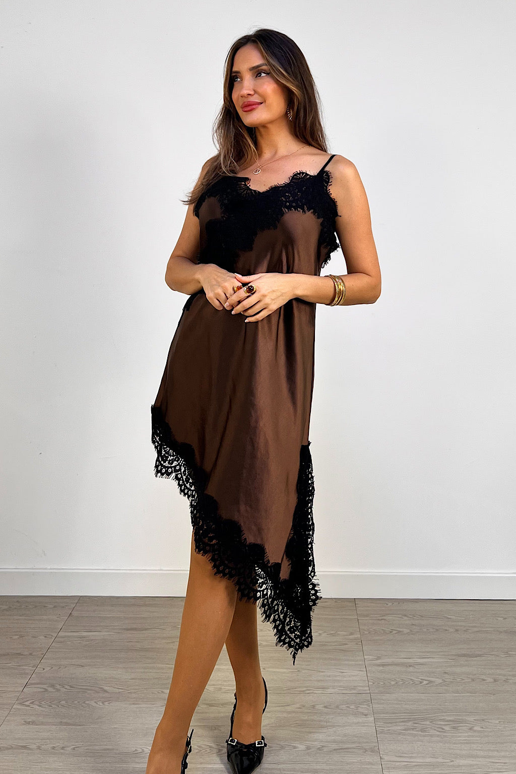 VESTIDO LENCERO ASIMETRICO