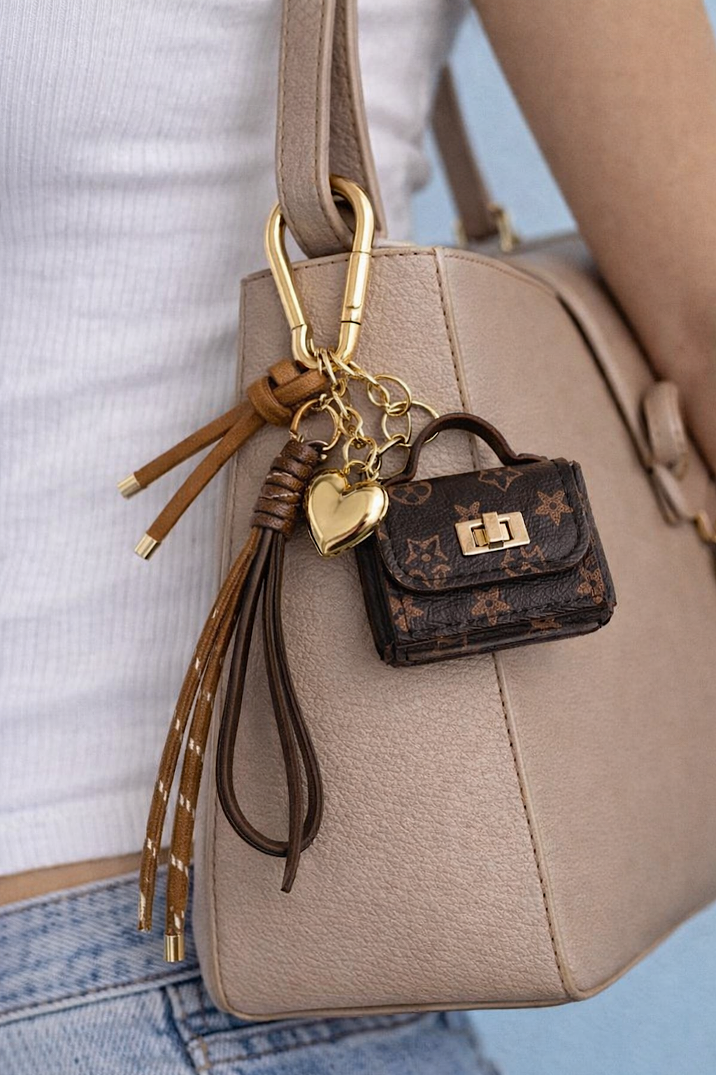 LLAVERO CHARM BOLSITO + CORAZON ORO