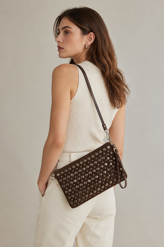 BOLSO DE MANO TACHAS