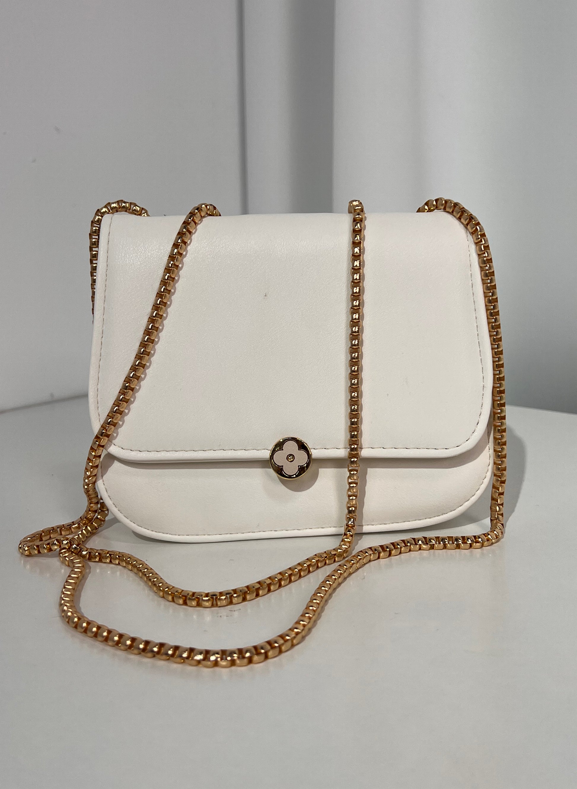 BOLSO PEQUEÑO DETALLE BOTON FLOR