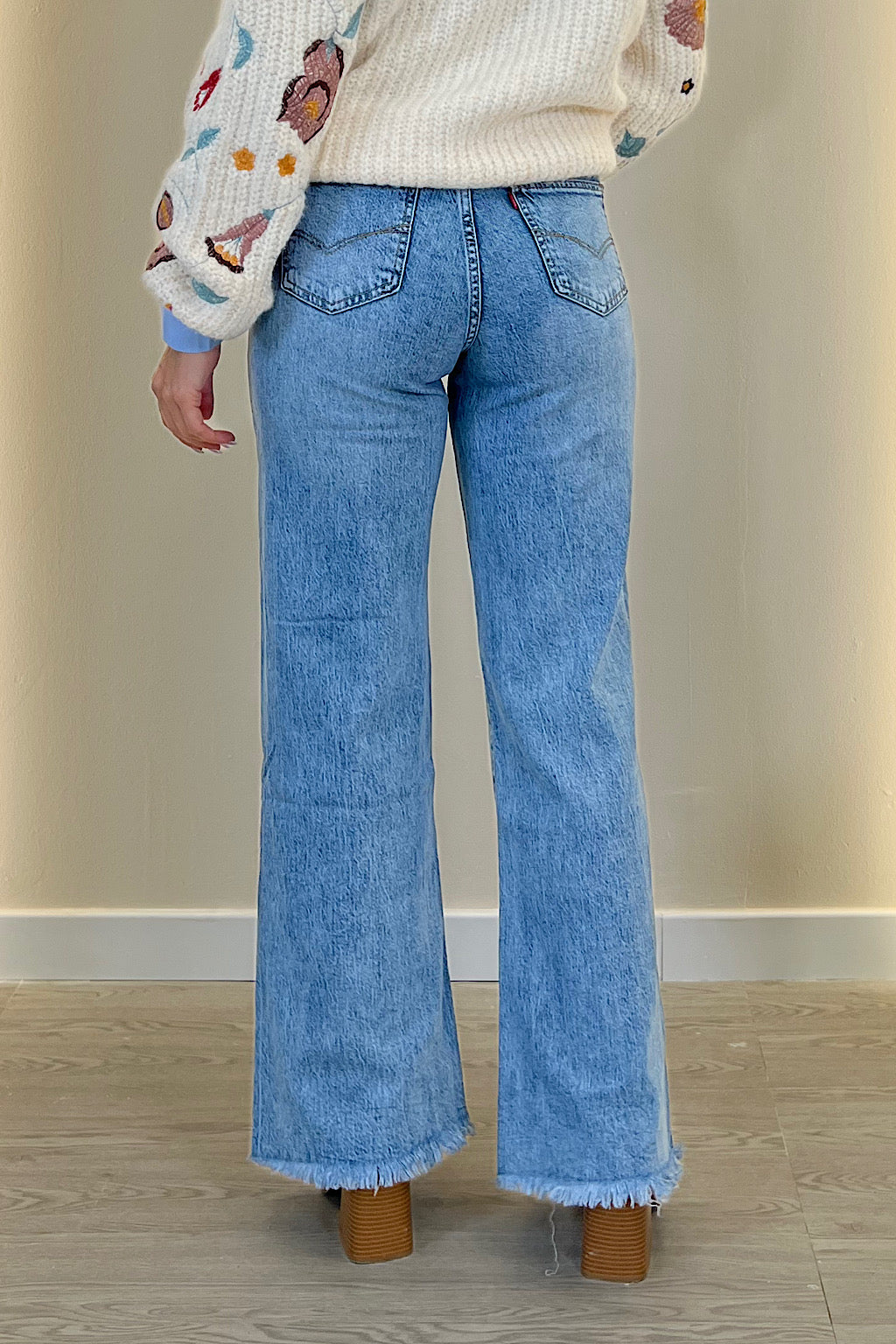 PANTALON VAQUEROBAJO DESFLECADO