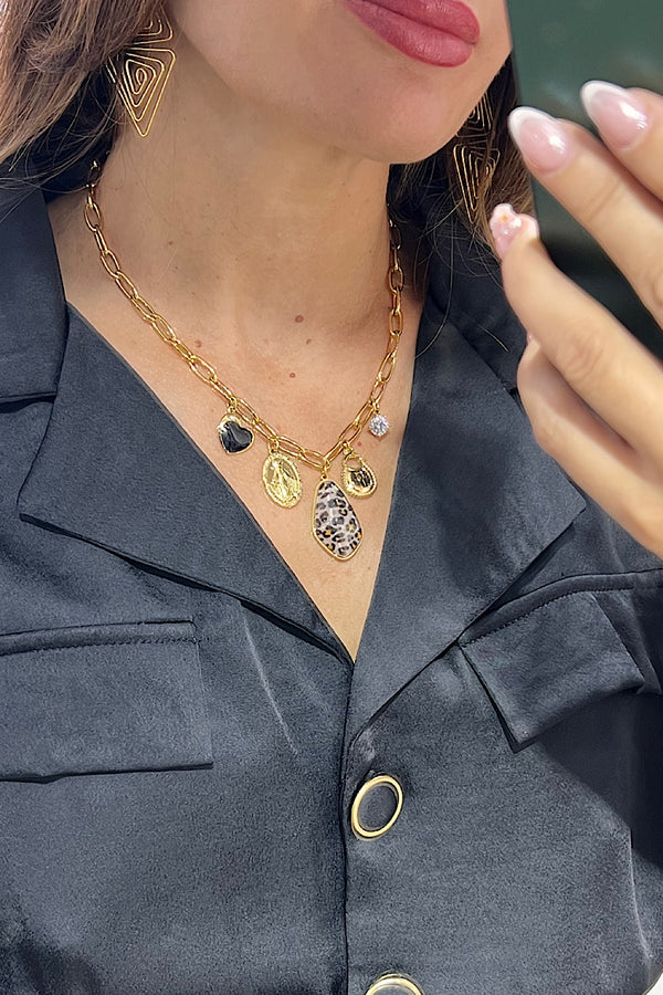 COLLAR AMULETOS DORADOS