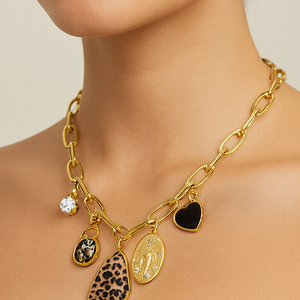 COLLAR AMULETOS DORADOS