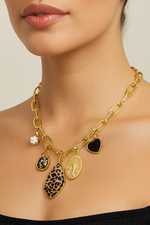 COLLAR AMULETOS DORADOS