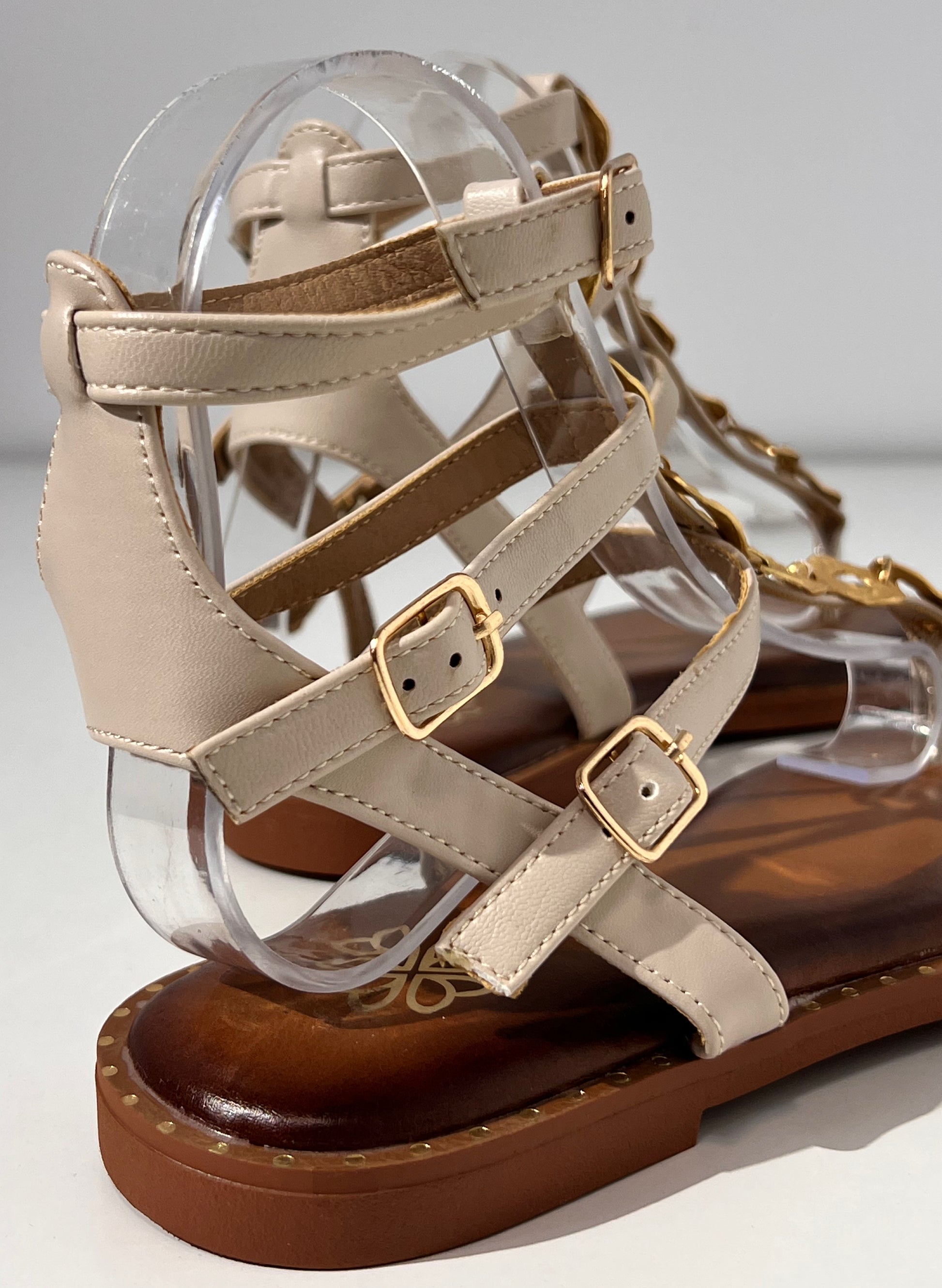 SANDALIA TROYA DETALLE DORADO BEIGE