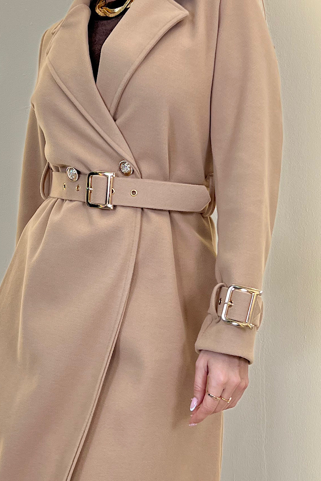 ABRIGO PAÑO DETALLE HEBILLA PUÑO