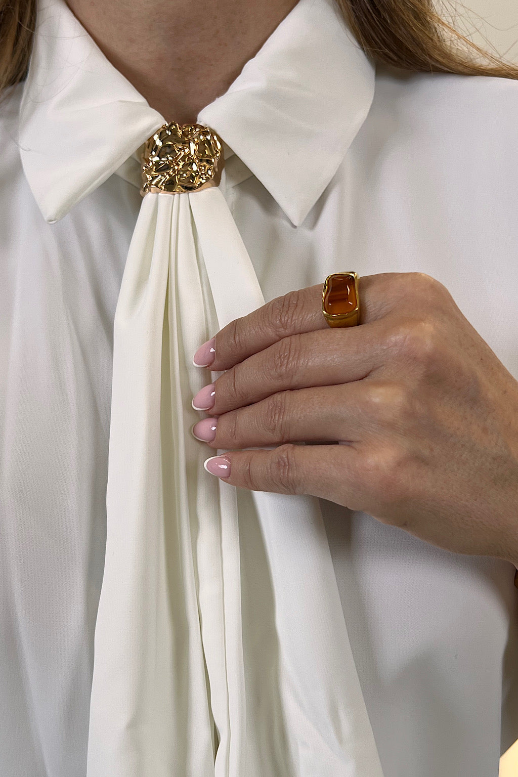 BLUSA CORBATA DETALLE ORO