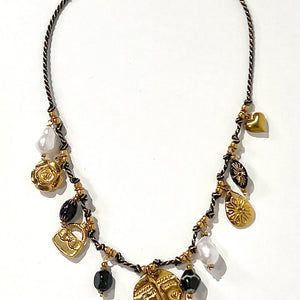 COLLAR AMULETOS DORADOS