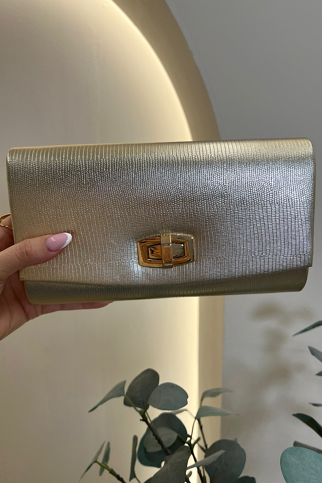 BOLSO MANO CIERRE ORO