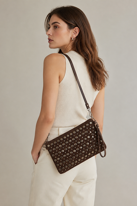 BOLSO DE MANO TACHAS