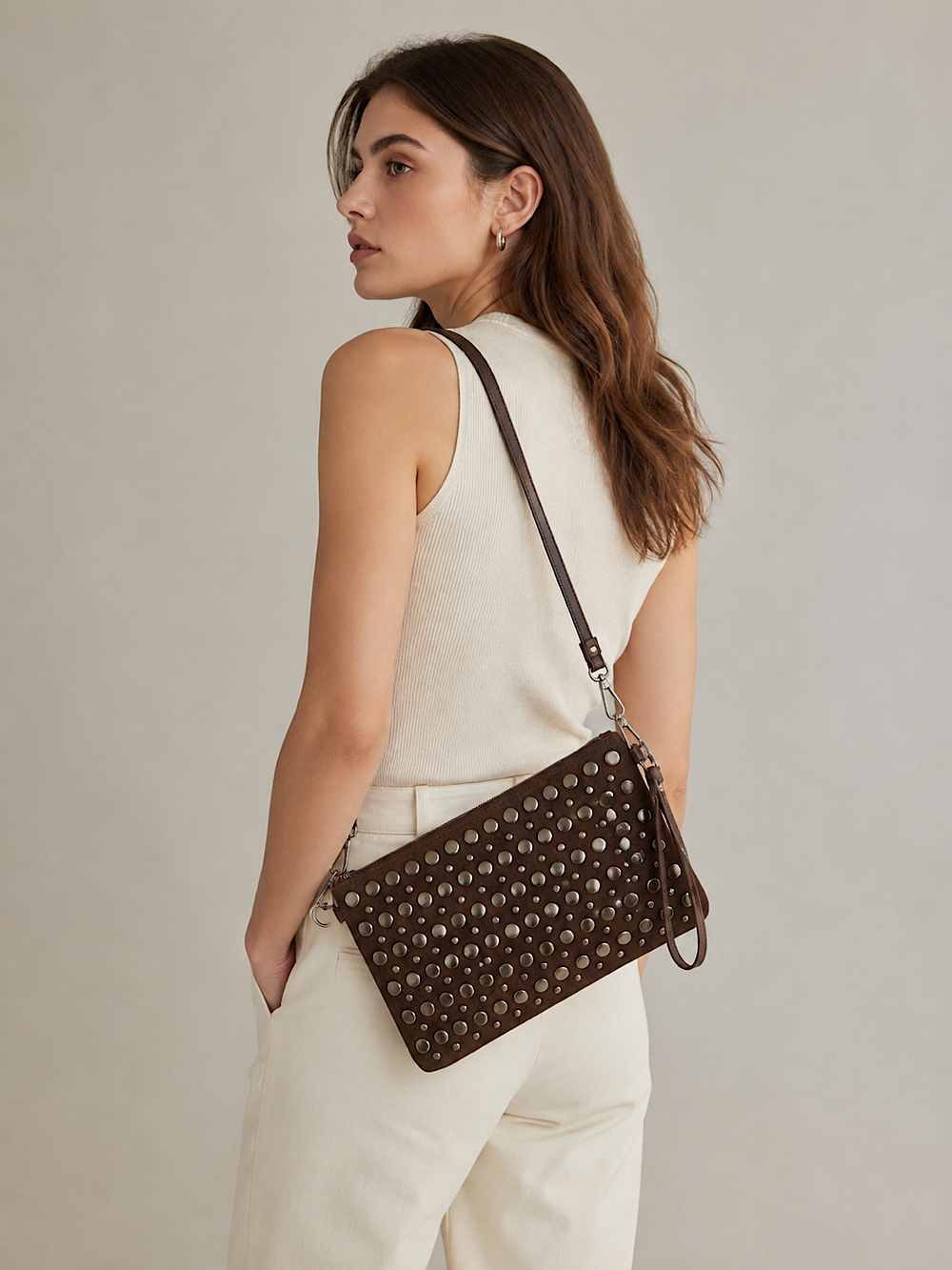 BOLSO DE MANO TACHAS
