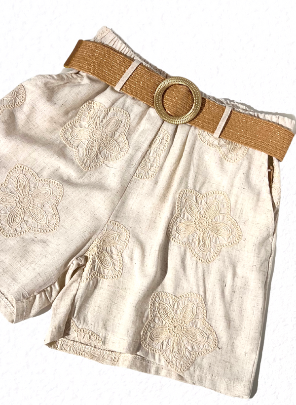 SHORT FLORES CINTURON RAFIA