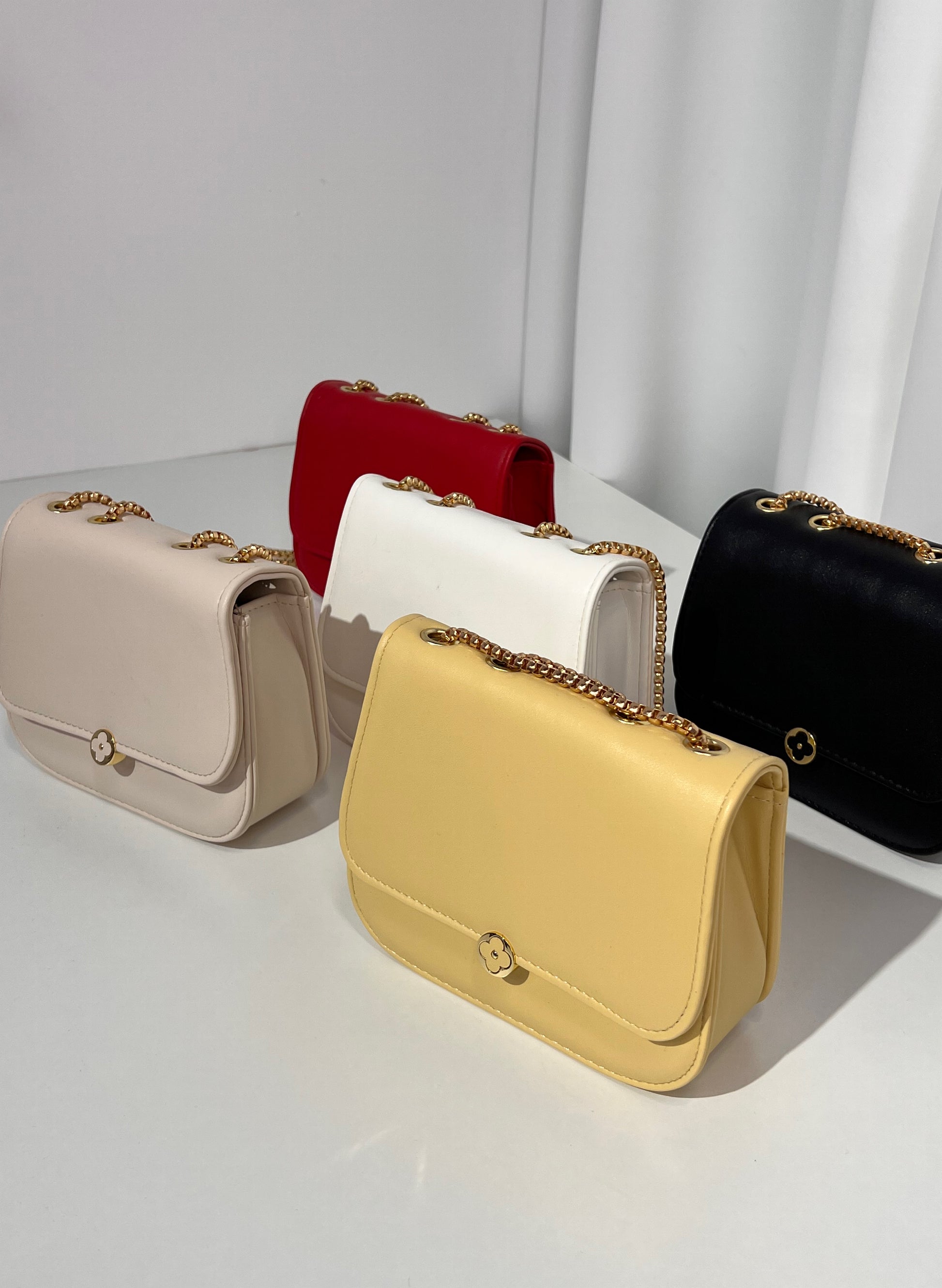 BOLSO PEQUEÑO DETALLE BOTON FLOR