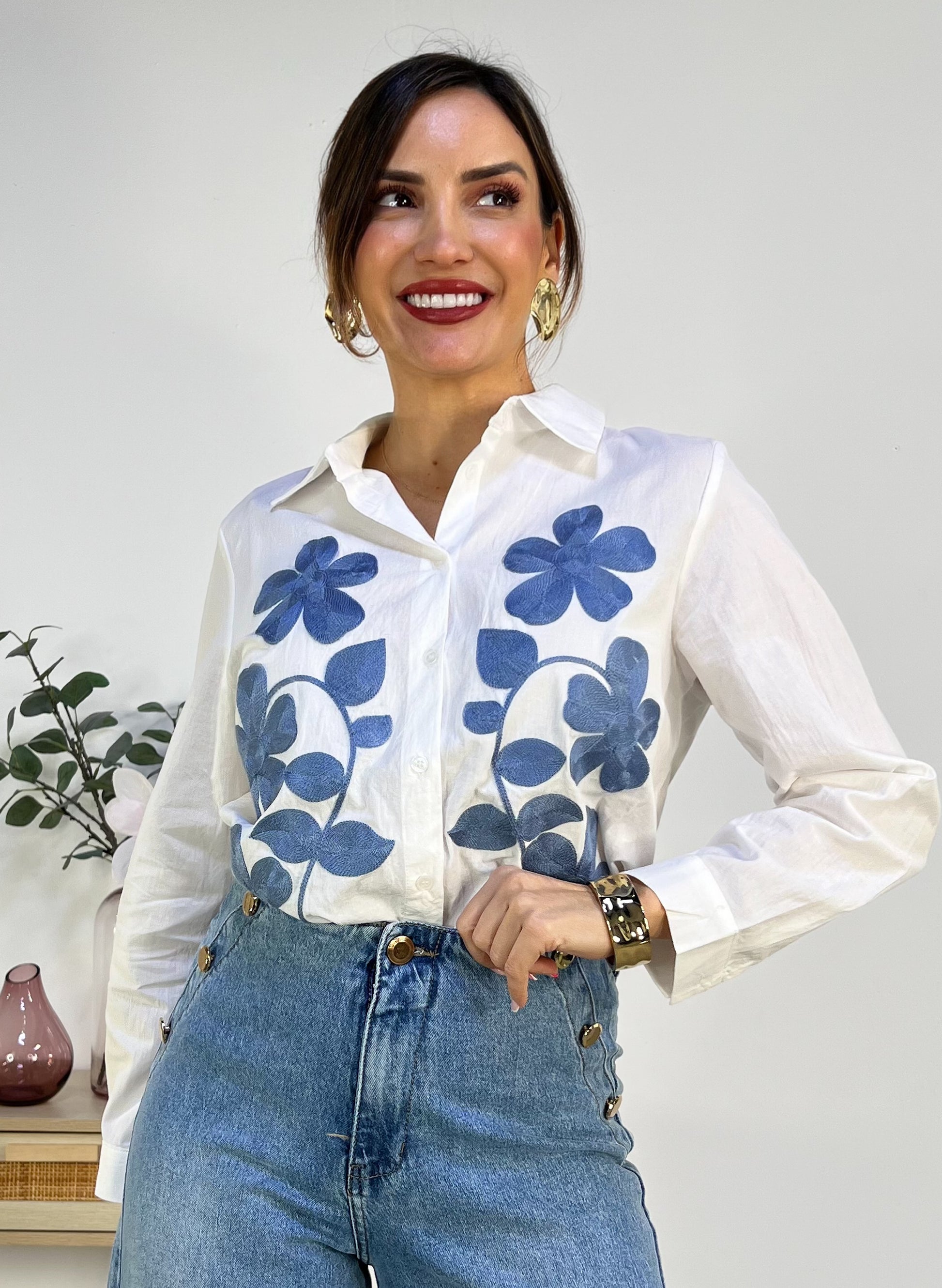 CAMISA CON BORDADO FLORAL