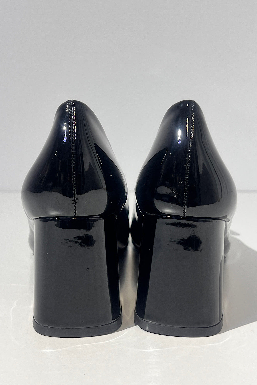 ZAPATO SALON BLOCK CHAROL NEGRO