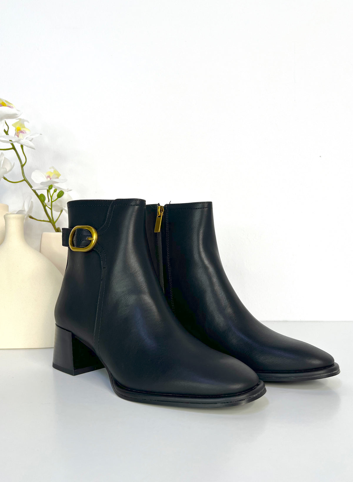 STIEFELETTE SCHWARZ KUNSTLEDER SCHNALLE