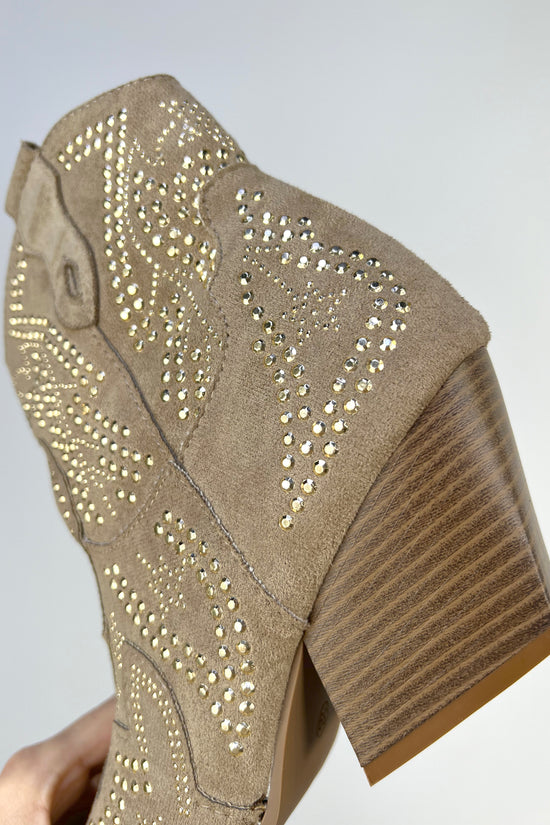 BOTIN CAMPERO TACHUELAS BEIGE