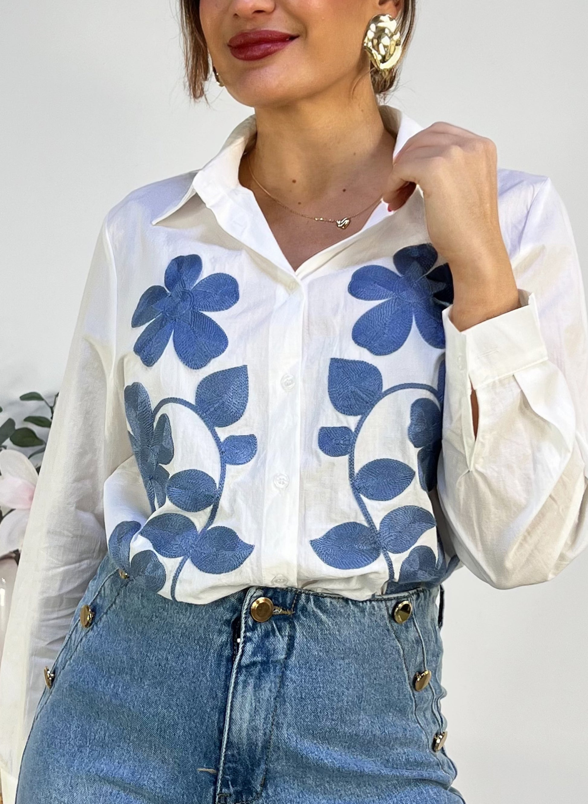 CAMISA CON BORDADO FLORAL