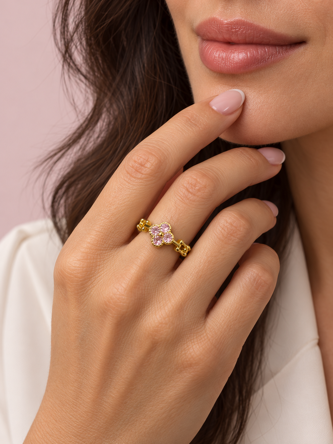 Anillo flor rosa cristales en mano