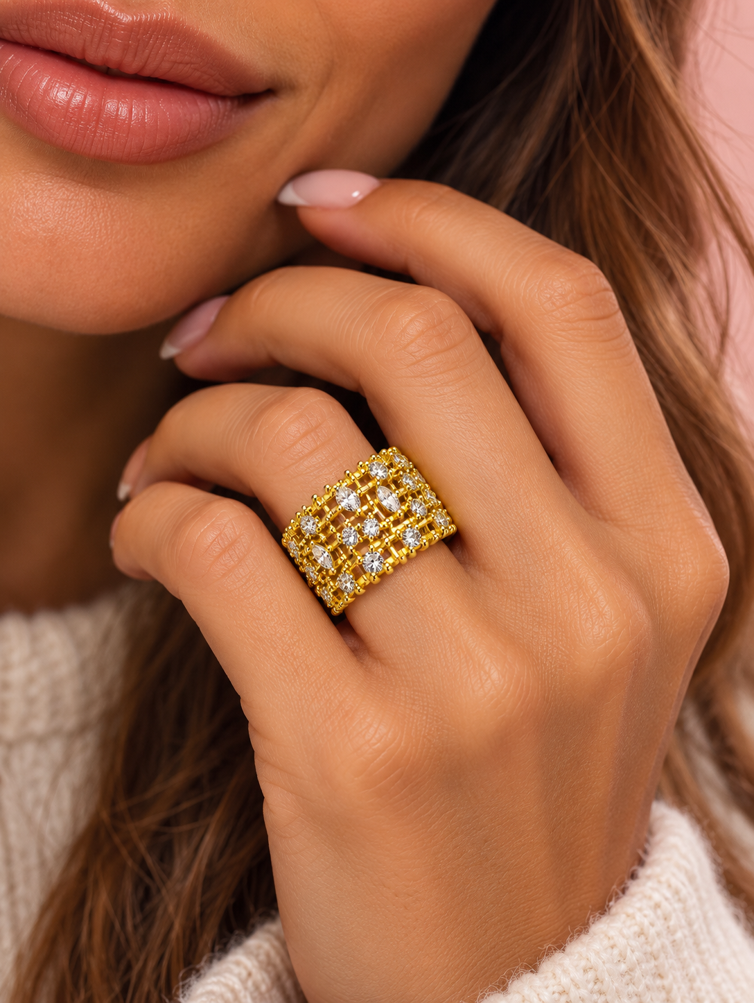 Anillo rejilla cristales en mano