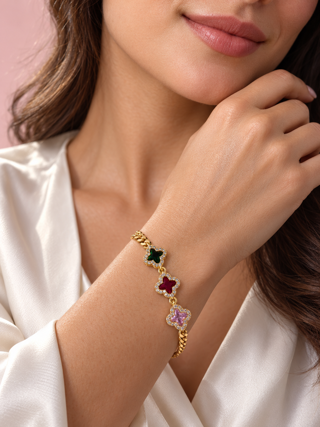 Pulsera cadena trébol color en modelo